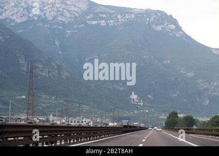 Castello Di Sabbionara Romanico Ad Avio, Trentino-Alto Adige, Italia. Agosto 24th 2019 © Wojciech Strozyk / Alamy Stock Photo Foto Stock