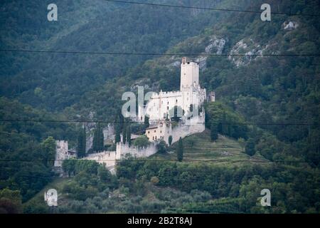 Castello Di Sabbionara Romanico Ad Avio, Trentino-Alto Adige, Italia. Agosto 24th 2019 © Wojciech Strozyk / Alamy Stock Photo Foto Stock