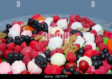 Sapone profumato a forma di bacche e dolci su un vassoio Foto Stock