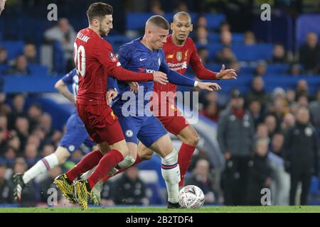 Londra, INGHILTERRA - MARZO 3RD Ross Barkley di Chelsea prendendo su Adam Lallana di Liverpool e Fabinho di Liverpool durante la partita della fa Cup tra Chelsea e Liverpool a Stamford Bridge, Londra il Martedì 3rd Marzo 2020. (Credit: Jacques Feeney | MI News ) La Fotografia può essere utilizzata solo per scopi editoriali di giornali e/o riviste, licenza richiesta per uso commerciale Credit: Mi News & Sport /Alamy Live News Foto Stock