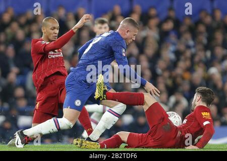 Londra, INGHILTERRA - MARZO 3RD Ross Barkley di Chelsea viene affrontato da Fabinho di Liverpool e Adam Lallana di Liverpool durante la partita della fa Cup tra Chelsea e Liverpool a Stamford Bridge, Londra il Martedì 3rd Marzo 2020. (Credit: Jacques Feeney | MI News ) La Fotografia può essere utilizzata solo per scopi editoriali di giornali e/o riviste, licenza richiesta per uso commerciale Credit: Mi News & Sport /Alamy Live News Foto Stock