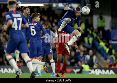 Stamford Bridge, Londra, Regno Unito. 3rd Mar, 2020. English fa Cup Football, Chelsea Versus Liverpool; Ross Barkley di Chelsea dirige il pallone Clear Credit: Action Plus Sports/Alamy Live News Foto Stock