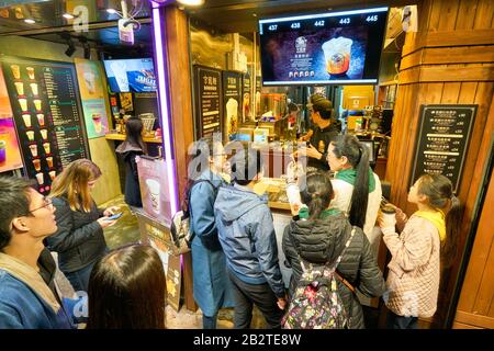 Hong KONG, CINA - CIRCA GENNAIO 2019: I giovani ordinano bevande in un bar di Hong Kong. Foto Stock
