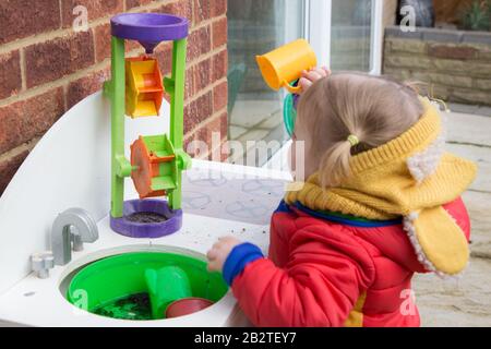 I bambini che giocano fuori a Montessori Nursery, Regno Unito Foto Stock