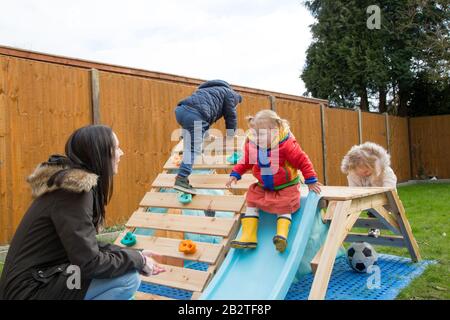 Giocare fuori, Montessori Nursery, Regno Unito Foto Stock