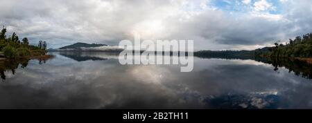 Lago Mapourika, Nebbiosa Atmosfera, Lago Mapourika, West Coast, South Island, Nuova Zelanda Foto Stock