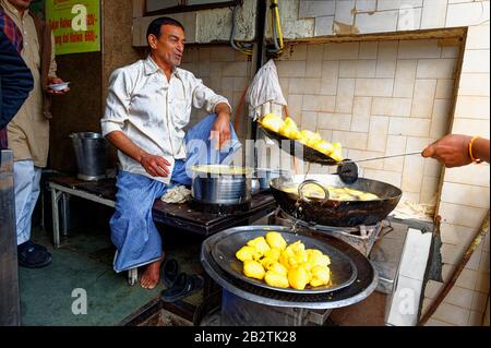 Il bazar di Chandni Chowk, uno dei più antichi mercati di Old Delhi, in India Foto Stock