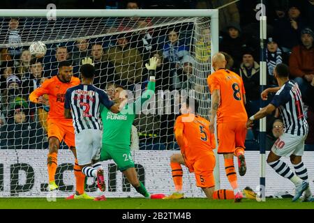 3rd marzo 2020; The Hawthorns, West Bromwich, West Midlands, Inghilterra; English fa Cup Football, West Bromwich Albion contro Newcastle United; Karl Darlow di Newcastle United tenta senza successo di bloccare un colpo da Matt Phillips di West Bromwich Albion per West Bromwich Albion il primo obiettivo di Albion (1-3) Foto Stock