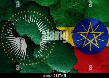 Bandiere dell'Unione Africana e dell'Etiopia dipinte su pareti incrinate Foto Stock