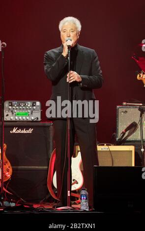 Sir Tom Jones in scena durante il concerto di musica per il Marsden tenutosi alla O2 Arena di Londra. Foto Stock