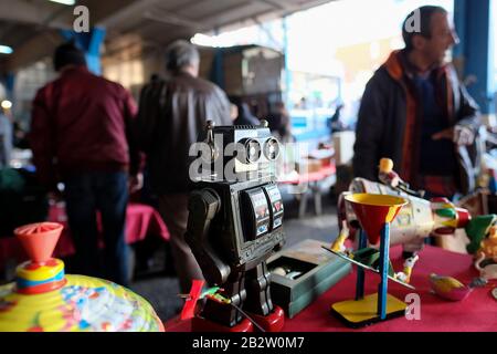 Istanbul, Turchia - 1 marzo 2020 : giocattolo antico robot di stagno con altri giocattoli in un bazar antico nel quartiere dei Bomonti, Istanbul. Foto Stock