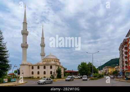 Surmene, Trabzon/Turchia 07 Agosto 2019: Vista Generale Della Città Di Surmene Con La Moschea Di Sahil Foto Stock