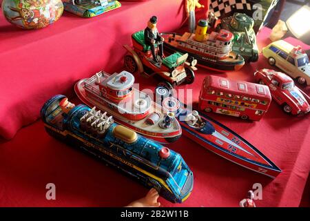 Istanbul, Turchia - 1 marzo 2020 : giocattoli antichi di veicoli di stagno in un bazar antico al quartiere dei Bomonti, Istanbul. Foto Stock