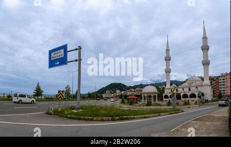 Surmene, Trabzon/Turchia 07 Agosto 2019: Vista Generale Della Città Di Surmene Con La Moschea Di Sahil Foto Stock