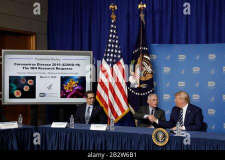 Il presidente degli Stati Uniti Donald J. Trump partecipa a un briefing con le tavole rotonde sul coronavirus presso il National Institutes of Health's Vaccine Research Center di Bethesda, Maryland, il 3 marzo 2020. Da sinistra a destra: Dr. John Mascola, Direttore, Centro di Ricerca Sui Vaccini, NIH; Direttore dell'Istituto Nazionale di allergie e Malattie Infettive presso gli Istituti nazionali di Salute Dr. Anthony Fauci; e il Presidente.Credit: Yuri Gripas/Pool via CNP /MediaPunch Foto Stock