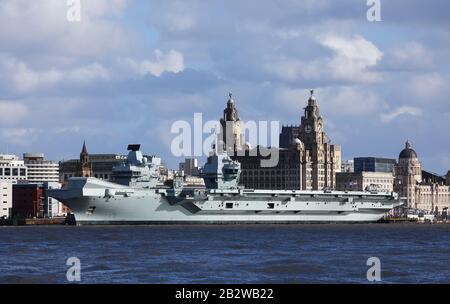 Il nuovo vettore aereo della Royal Navy, HMS Prince of Wales, ormeggiato a Liverpool durante la sua visita di una settimana da febbraio a marzo 2020. Foto Stock