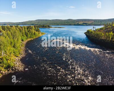 Vista sul fiume Kalix, Kalixalven, località Overkalix e la sede nella contea di Norrbotten, Svezia, con foresta in sole giornate estive, vista aerea dei droni Foto Stock