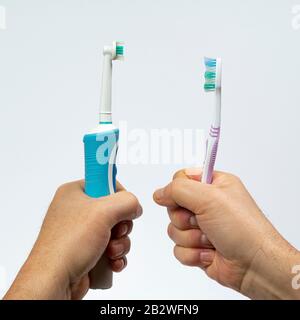 il contrasto di uno spazzolino elettrico con uno tradizionale Foto Stock