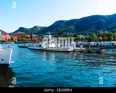 Colorata vista estiva sul Lago di Como. Regione Lombardia, Italia. Foto Stock
