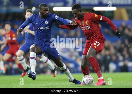 Londra, INGHILTERRA - MARZO 3RD Divock Origi di Liverpool prendendo il Antonio Rudiger di Chelsea durante la partita della fa Cup tra Chelsea e Liverpool a Stamford Bridge, Londra il Martedì 3rd Marzo 2020. (Credit: Jacques Feeney | MI News ) La Fotografia può essere utilizzata solo per scopi editoriali di giornali e/o riviste, licenza richiesta per uso commerciale Credit: Mi News & Sport /Alamy Live News Foto Stock