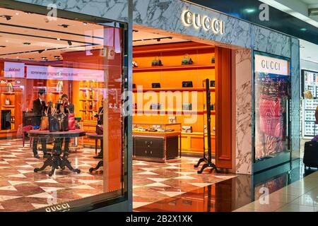 Dubai, Emirati Arabi Uniti - CIRCA GENNAIO 2019: Negozio di Gucci negozio all'aeroporto internazionale di Dubai. Foto Stock