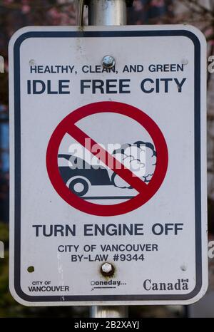 Vancouver, Canada - 17 febbraio 2020: Vista del cartello stradale "Idle Free City" vicino al Vancouver City Hall Building Foto Stock