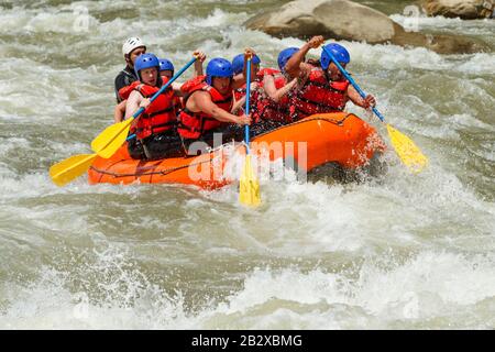 White Water Rafting Team in condizioni di luce solare intensa fiume Pastaza Ecuador Parco nazionale del fiume soterraneo di Porto Princesa Foto Stock