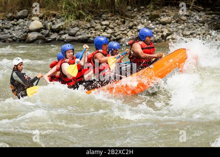 White Aqua Rafting Team In Lucido Shine Pastaza Creek Ecuador Sangay National Park Foto Stock