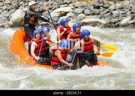 White Wet Rafting Team In Incandescente Shine Pastaza Flow Ecuador Sangay National Park Foto Stock