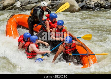 White Wet Rafting Team Nel Luminoso Sunburst Pastaza Waterway Ecuador Sangay National Park Foto Stock