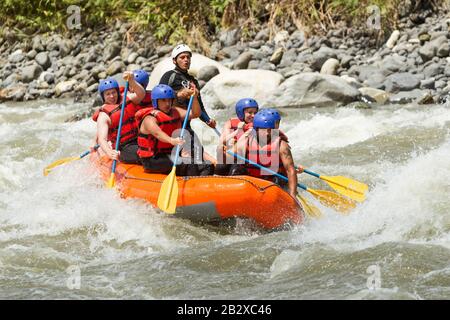 White Fluid Rafting Team Nel Luminoso Sunbeam Pastaza River Ecuador Sangay National Park Foto Stock