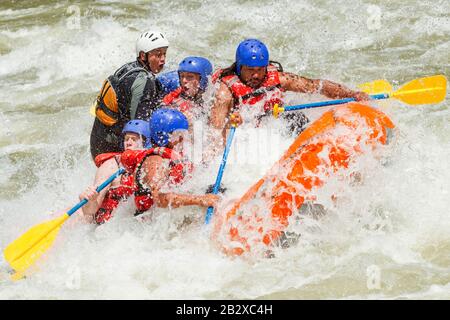 White Water Rafting Team In Bright Sunshine Pastaza Creek Ecuador Sangay National Park Foto Stock