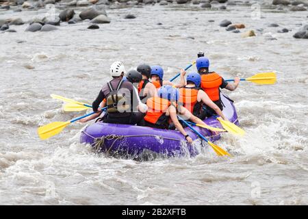 Whitewater Rafting barca con Tourist Shot dal retro Foto Stock