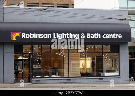 Vancouver, Canada - 17 febbraio 2020: Vista del negozio 'Robinson Lighting & Bath Centre' su Cambie Street nel centro di Vancouver Foto Stock