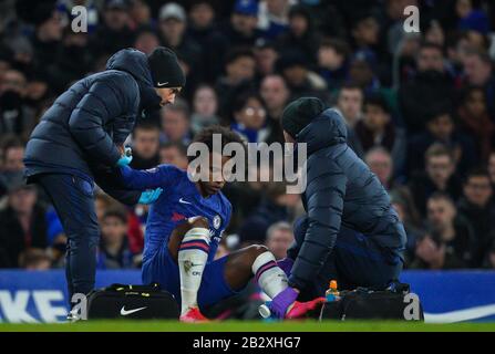 Londra, Regno Unito. 03rd Mar, 2020. Williano di Chelsea è trattato per ferita e tolto durante la partita rotonda 5th della Coppa di fa fra Chelsea e Liverpool a Stamford Bridge, Londra, Inghilterra il 3 marzo 2020. Foto Di Andy Rowland. Credito: Prime Media Images/Alamy Live News Foto Stock