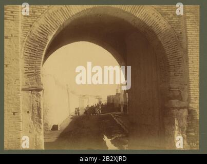 Gateway di Kairouan che mostra lo spessore delle pareti. Queste porte fino all'occupazione francese erano chiuse al crepuscolo e i viaggiatori tardivi non potevano entrare - Lehnert et Landrock, Tunisi. Foto Stock