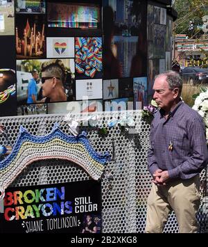 Orlando, Florida, Stati Uniti. 03rd Mar, 2020. 3 marzo 2020 - Orlando, Florida, Stati Uniti - candidato democratico presidenziale ex sindaco di New York Mike Bloomberg visita il memoriale di Pulse dopo una sosta di campagna a Orlando, Florida il Super Martedì, 3 marzo 2020. (Paul Hennessy/Alamy) Credit: Paul Hennessy/Alamy Live News Foto Stock