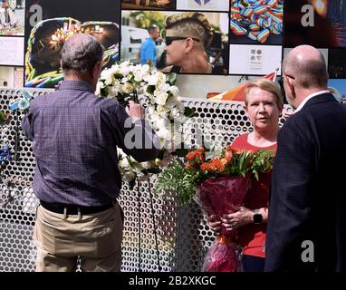 Orlando, Florida, Stati Uniti. 03rd Mar, 2020. 3 marzo 2020 - Orlando, Florida, Stati Uniti - il candidato democratico presidenziale ex sindaco di New York Mike Bloomberg ha prestato un giuramento al memoriale di Pulse con Fred e Maria Wright, i genitori della vittima di tiro di Pulse Jerry Wright, a seguito di una sosta di campagna a Orlando, Florida il Super Martedì, 3 marzo 2020. (Paul Hennessy/Alamy) Credit: Paul Hennessy/Alamy Live News Foto Stock