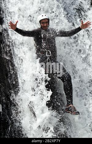 L'Uomo Maturo Che Discendendo In Una Cascata Shoot Dal Liquido Diritto Foto Stock