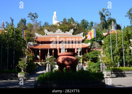 Nha TRANG, VIETNAM – 28 FEBBRAIO 2020 : Long Son Pagoda, conosciuta anche come Chua Long Son, si trova ai piedi del Monte Trai Thuy nella città di Foto Stock