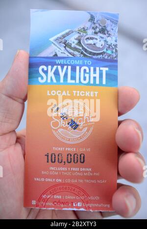 Nha TRANG, VIETNAM – 28 FEBBRAIO 2020 : il biglietto d'ingresso Include 1 Drink di benvenuto gratuito allo Skylight Roof Bar Foto Stock