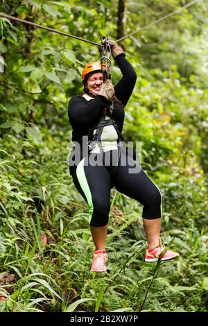 Grande Femminilità Per Adulti Durante Il Viaggio Con Zip Line Nelle Vicinanze Di Banos De Agua Santa Ecuador Foto Stock