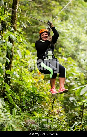 Adulto Overgrown Femmina Su Zip Line Viaggio Vicino Banos Ecuador Foto Stock