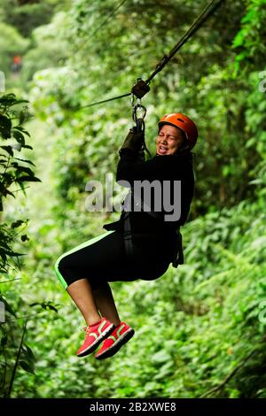 Grande Donna Adulta In Gita In Teleferica Vicino A Banos De Agua Santa Ecuador Foto Stock