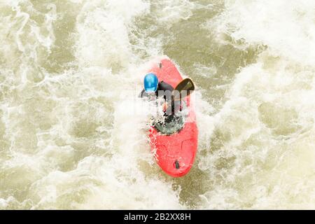 Un Kayaker attivo sull'acqua grezza Foto Stock