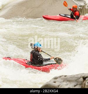Due Kayak Che Agiscono Nella Pastaza Waterway Ecuador Foto Stock
