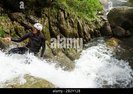 Canyoning Leader Prova Un Nuovo Corso A Chama Waterfall Banos Ecuador Foto Stock