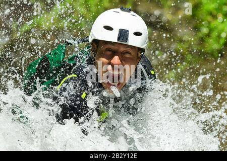 Canyoning Lead Prova Un Nuovo Corso A Chama Waterfall Banos Ecuador Foto Stock