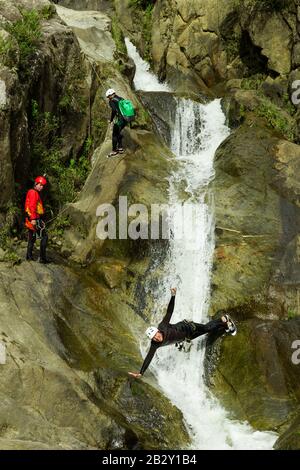 Canyoning Leader Cercando Una Nuova Direzione In Chama Waterfall Banos Ecuador Foto Stock