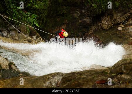 Attrezzature Per Guarnizioni Da Donna In Crescita Che Discendono Una Cascata Foto Stock